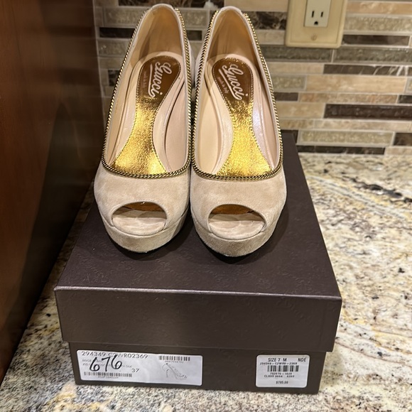 GUCCI NUDE BEIGE SUEDE PUMPS HEELS WITH PLATFORM AND GOLD CHAINS SIZE: 7 IN BOX - Picture 15 of 16